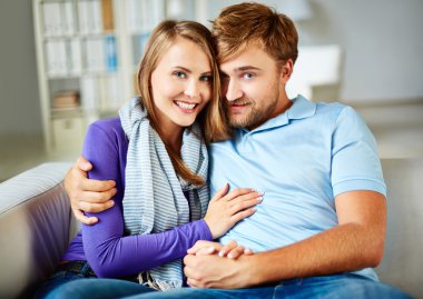 Mutlu genç çift kanepede rahatlatıcı