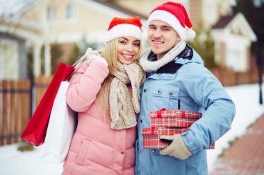 İki Noel Baba şapkaları hediyeler holding içinde