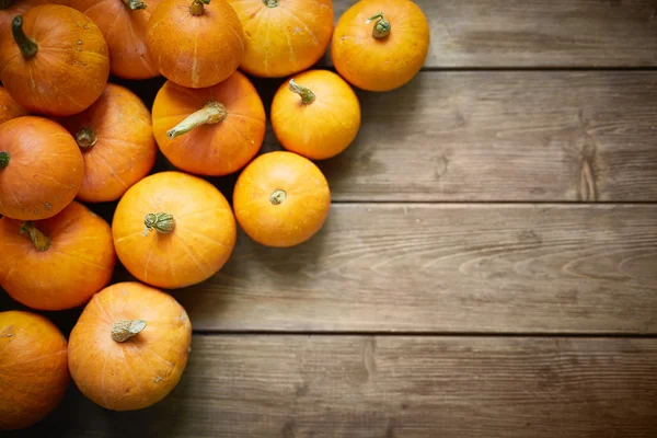 Haufen orangefarbener Kürbisse — Stockfoto