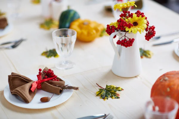 Mesa servida tradicional de Acción de Gracias —  Fotos de Stock