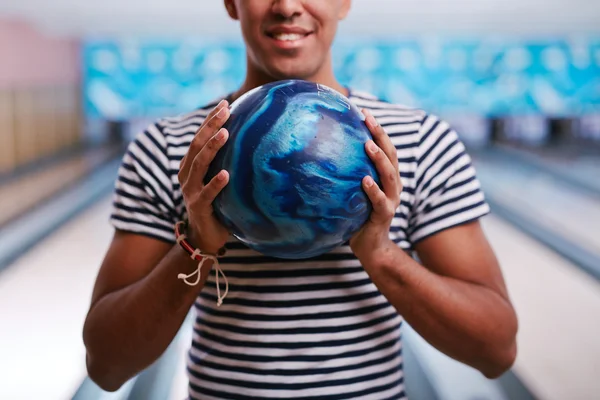 Jovem segurando bola de boliche — Fotografia de Stock