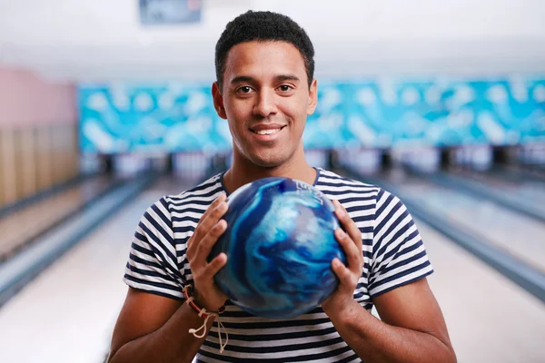 Mladý muž s bowlingovou kouli — Stock fotografie