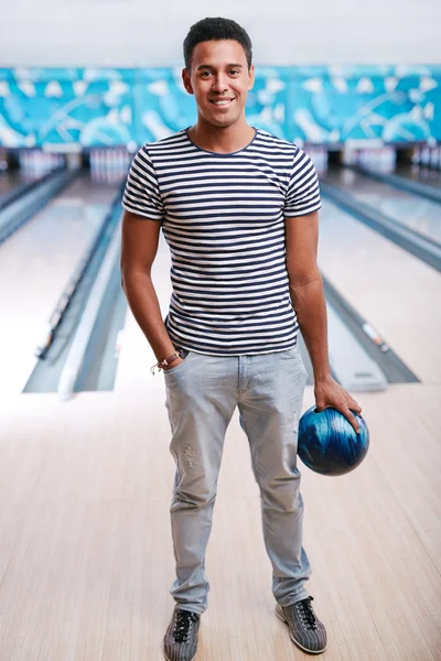 Ung kille med bowlingklot — Stockfoto