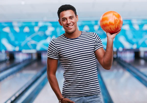 Guy playing in bowling — Stock Photo, Image