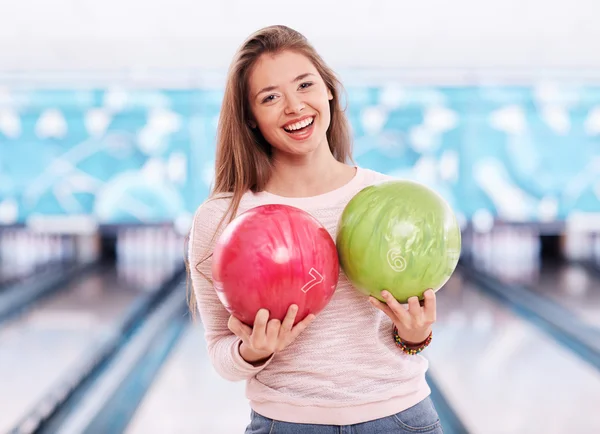 Chica con dos bolas de bolos — Foto de Stock