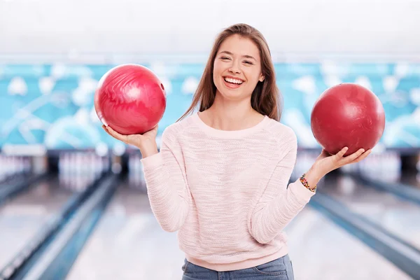 Dívka hospodářství dvě bowlingové koule — Stock fotografie
