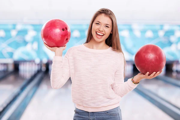 Ευτυχισμένος κορίτσι με μπάλες bowling — Φωτογραφία Αρχείου