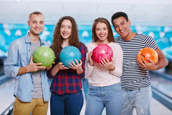 Bowling topları ile neşeli arkadaşları