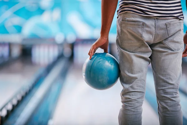 Man holding a bowling ball — Stock Photo, Image