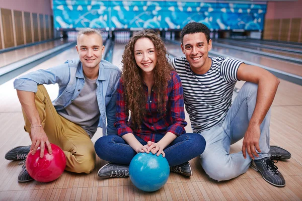Joueurs de bowling heureux — Photo