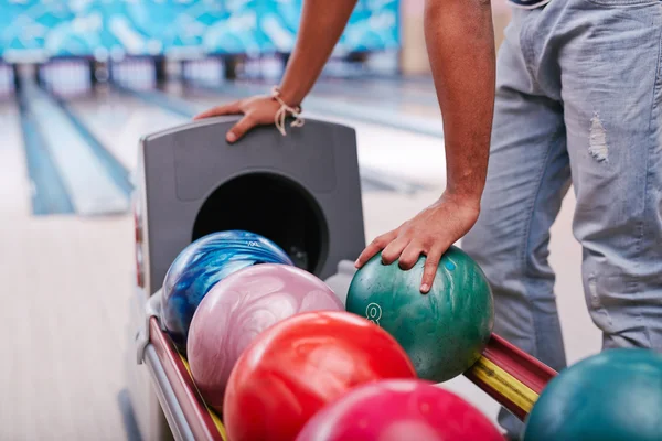 Człowiek przy bowling ball — Zdjęcie stockowe