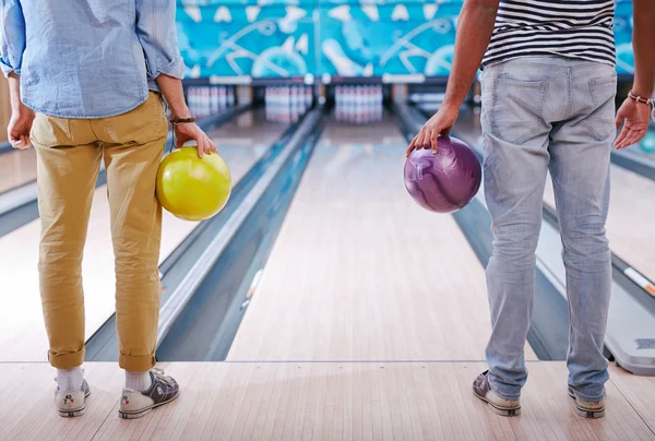 Pessoas de pé no bowling beco — Fotografia de Stock