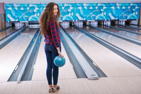 Boldog lány bowling golyó — Stock Fotó