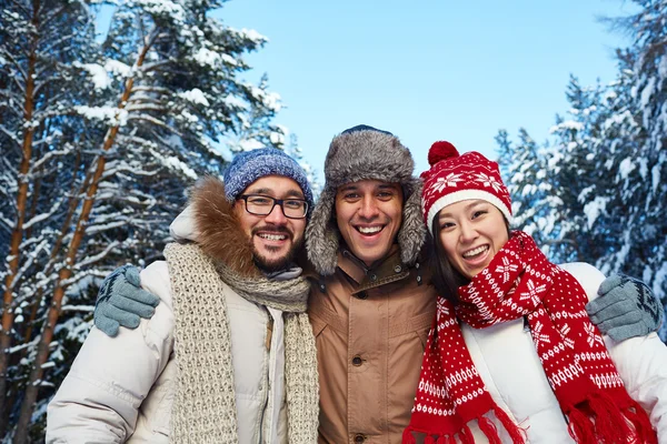 Счастливые друзья в зимней одежде — стоковое фото