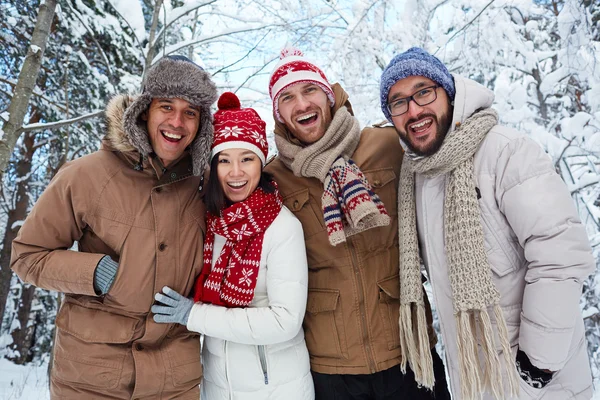 Mladí přátelé multietnické v winterwear — Stock fotografie