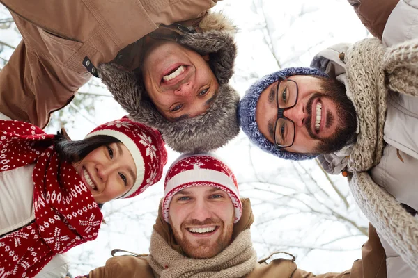 Jonge vrolijke vrienden in winterwear — Stockfoto