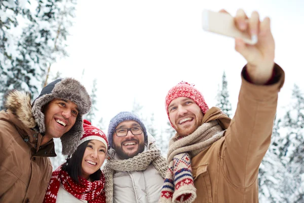 Amici in inverno facendo selfie — Foto Stock