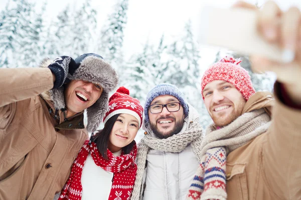 Přátelé v winterwear dělat selfie — Stock fotografie
