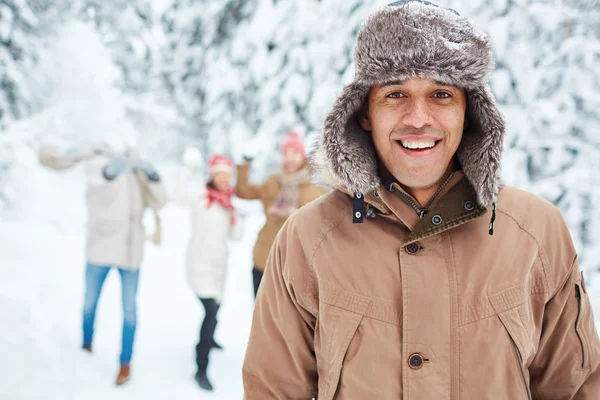 हिवाळी कपडे मध्ये आनंदी माणूस — स्टॉक फोटो, इमेज