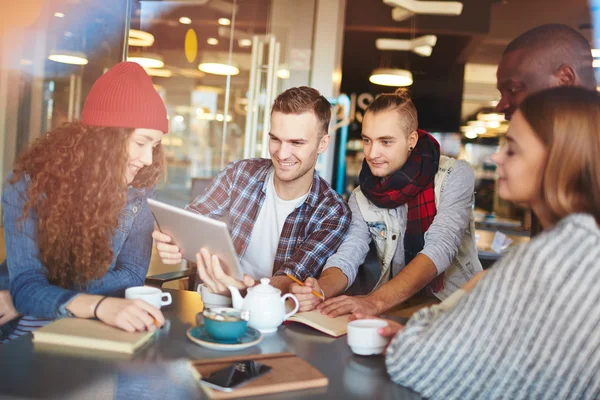 Teenage friends with touchpad — Stock Photo, Image