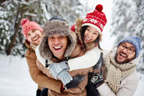 Vrienden hebben plezier in winter park — Stockfoto