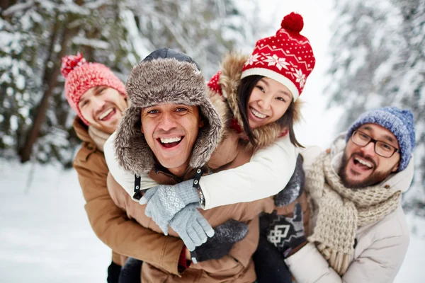 Friends having fun in winter park — Stock Photo, Image