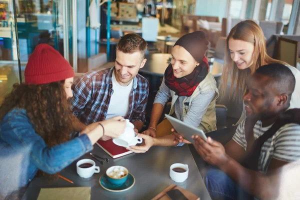 Unga vänner samlades i café — Stockfoto