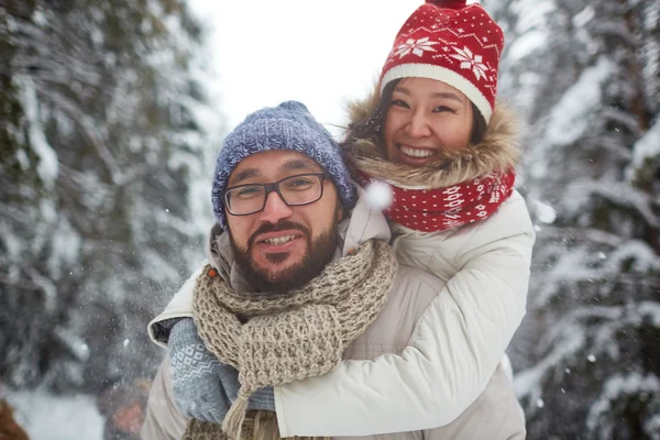 Asian para w winterwear na zewnątrz — Zdjęcie stockowe