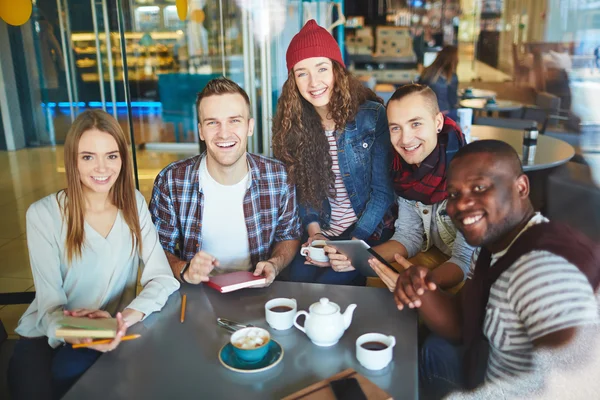 Gioioso adolescenti amici in casual-wear — Foto Stock