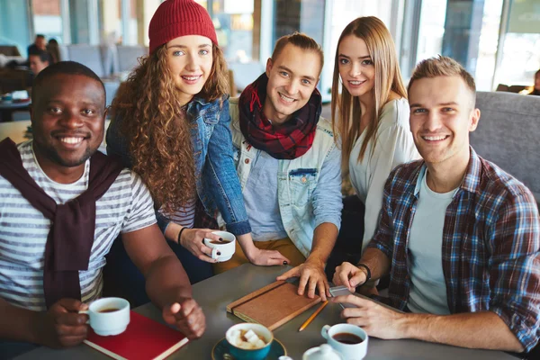 Amigos adolescentes sentados no café — Fotografia de Stock