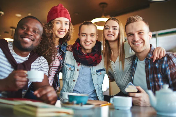 Adolescentes felices en la cafetería —  Fotos de Stock