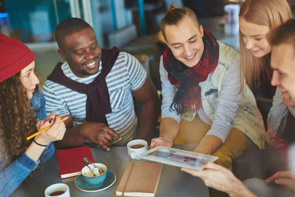 Guys and girls looking at touchpad — Stock Photo, Image