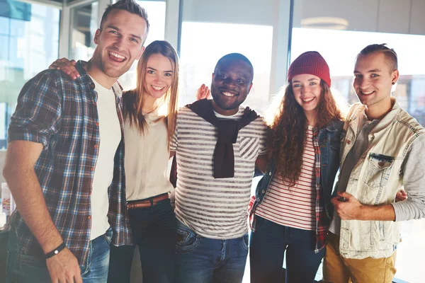 Adolescentes em casual-wear — Fotografia de Stock