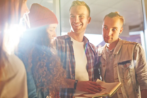 Freunde besprechen Hausaufgaben — Stockfoto