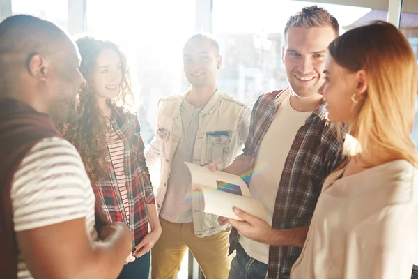 Estudiantes charlando en el descanso — Foto de Stock