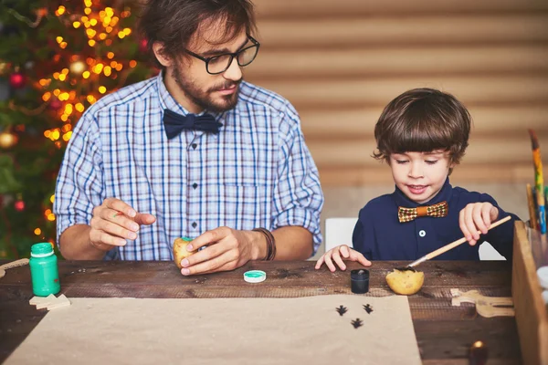 Homem e filho fazendo impressões de Natal — Fotografia de Stock
