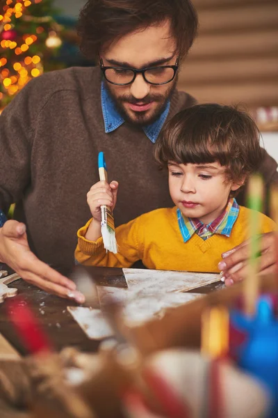 Man showing  son how to paint — Stock Photo, Image