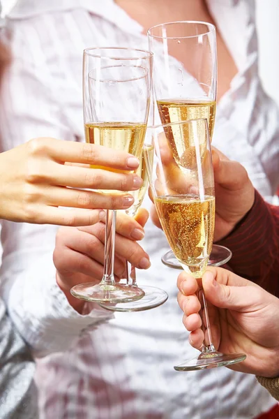 Ruce přípitky šampaňským — Stock fotografie