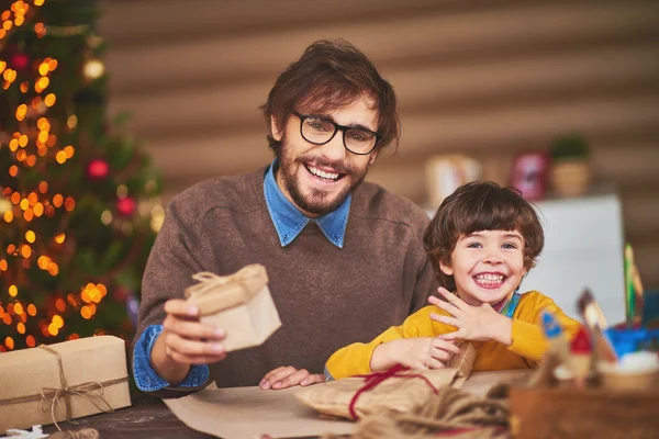 Uomo e bambino avvolgendo regali — Foto Stock