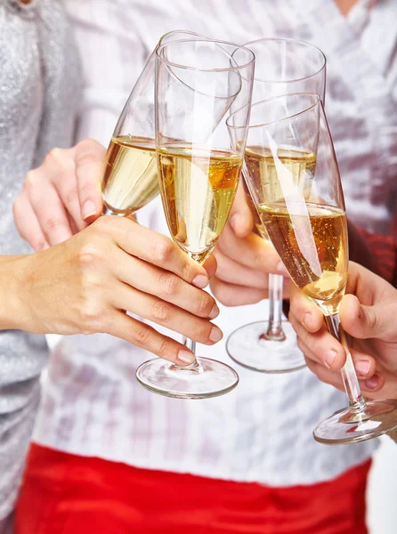 Hände stoßen mit Champagner an — Stockfoto