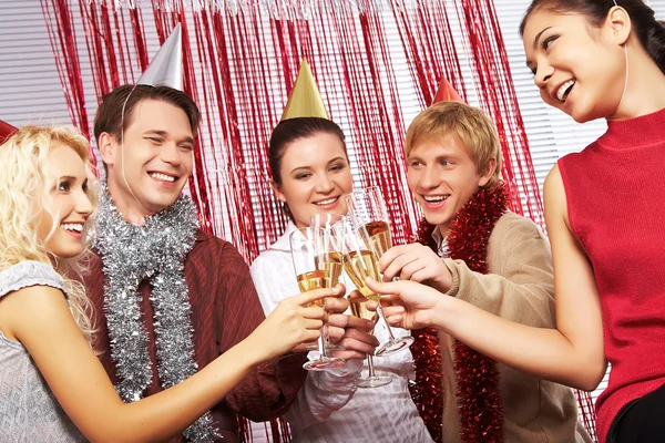 Homens e mulheres fazendo festa de aniversário — Fotografia de Stock