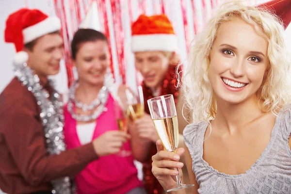 Jeune femme avec flûte de champagne — Photo