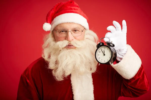 Άγιος Βασίλης, κρατώντας ρολόι συναγερμών — Φωτογραφία Αρχείου