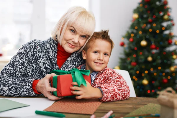 Femme mûre et son petit-fils avec un cadeau — Photo