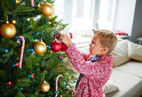 Jeune enfant décorant arbre de Noël — Photo