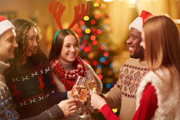 Freunde stoßen mit Sekt an — Stockfoto