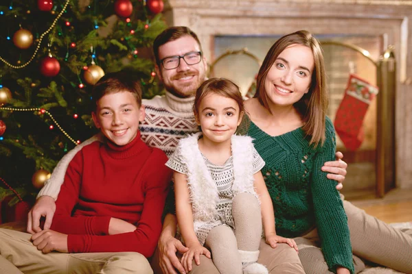 Família feliz na noite de Natal — Fotografia de Stock