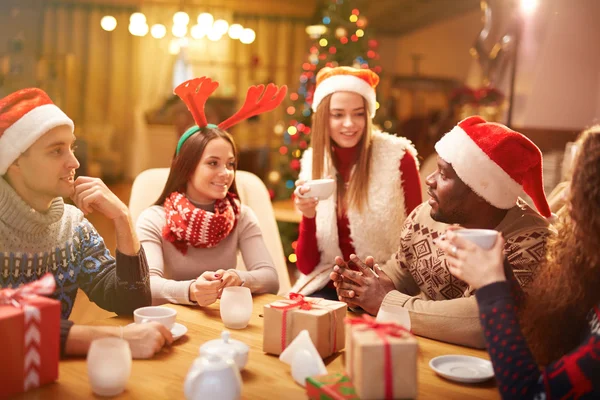 Killar och tjejer på jul kväll — Stockfoto