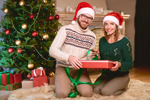 Casal desembalar presentes na noite de Natal — Fotografia de Stock