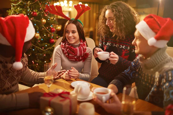 Jóvenes amigos pasando la noche de Navidad — Foto de Stock